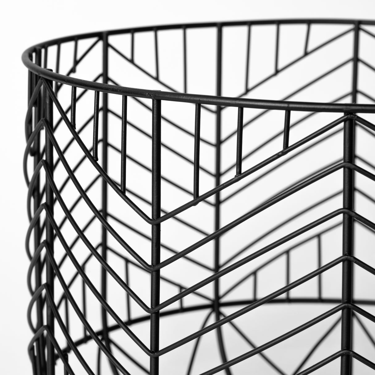 Idris Set of 2 Black Metal Geometric Mesh Bowls from Mercana - Luna Furniture