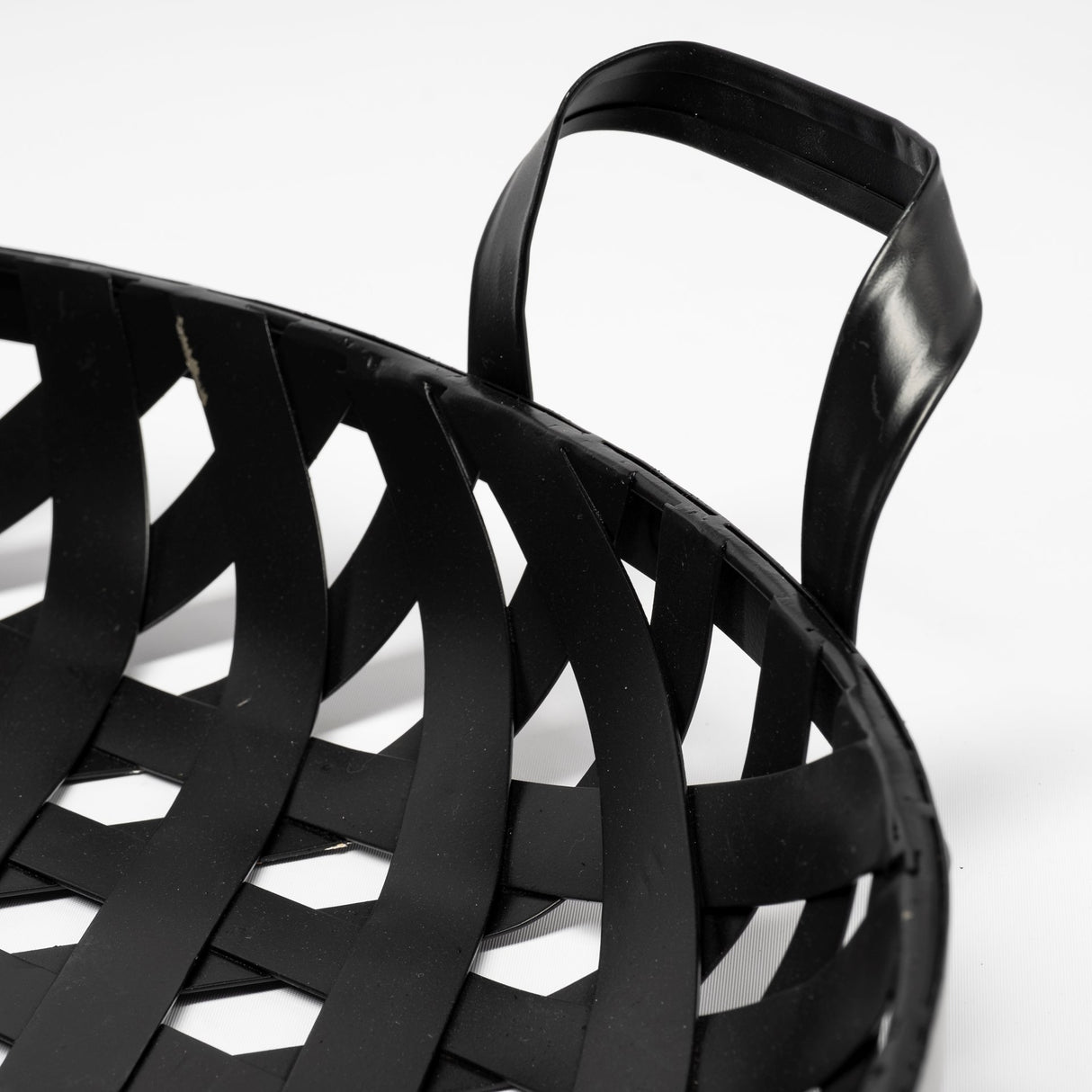Lito (Set of 2) Black Woven Metal Round Serving Trays from Mercana - Luna Furniture