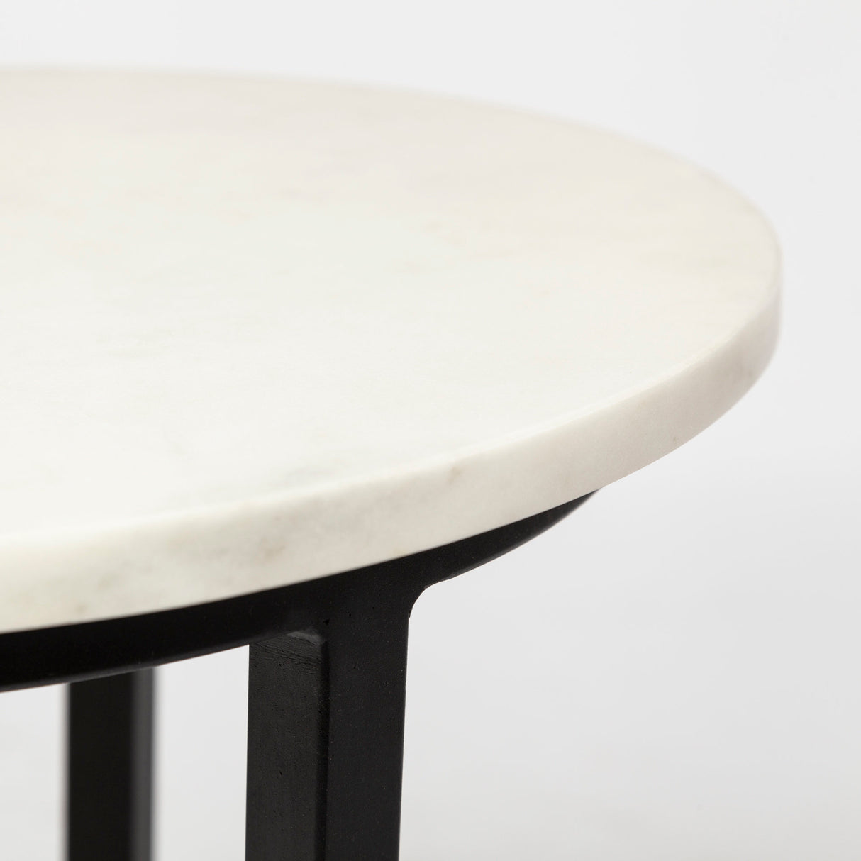Bombola I (Small) 15L x 15W White Round Marble Top W/Black Metal Frame Accent Table from Mercana - Luna Furniture