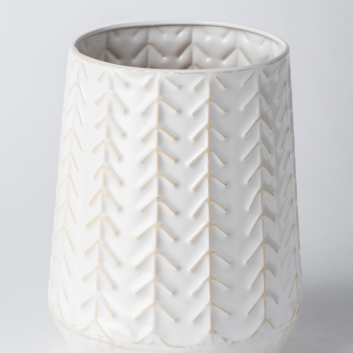 Gemma II Metal Glossy White Chevron Vase from Mercana - Luna Furniture