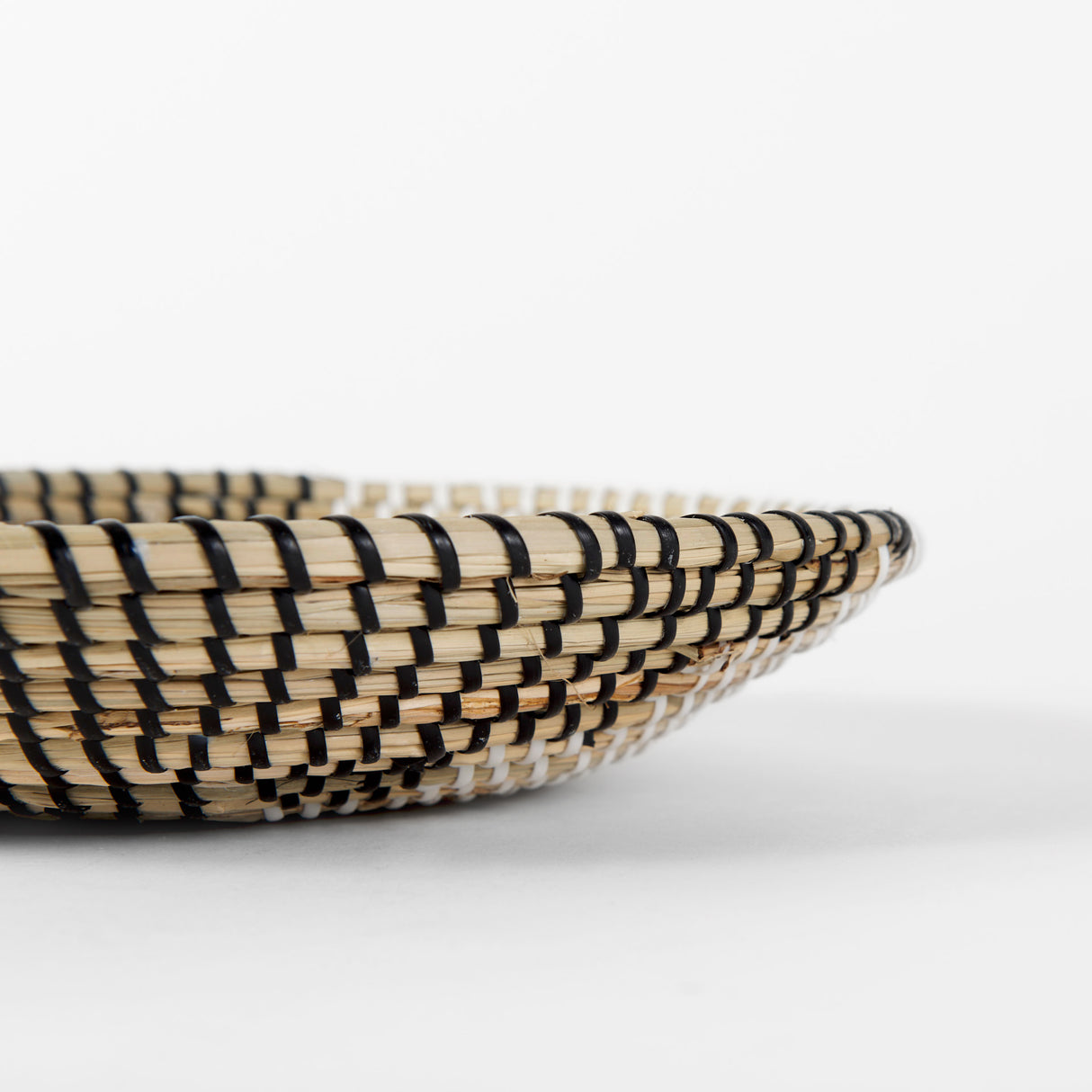 Luna 12.0L x 12.0W x 2.0H Light Brown Seagrass Round Wall Hanging Plate from Mercana - Luna Furniture