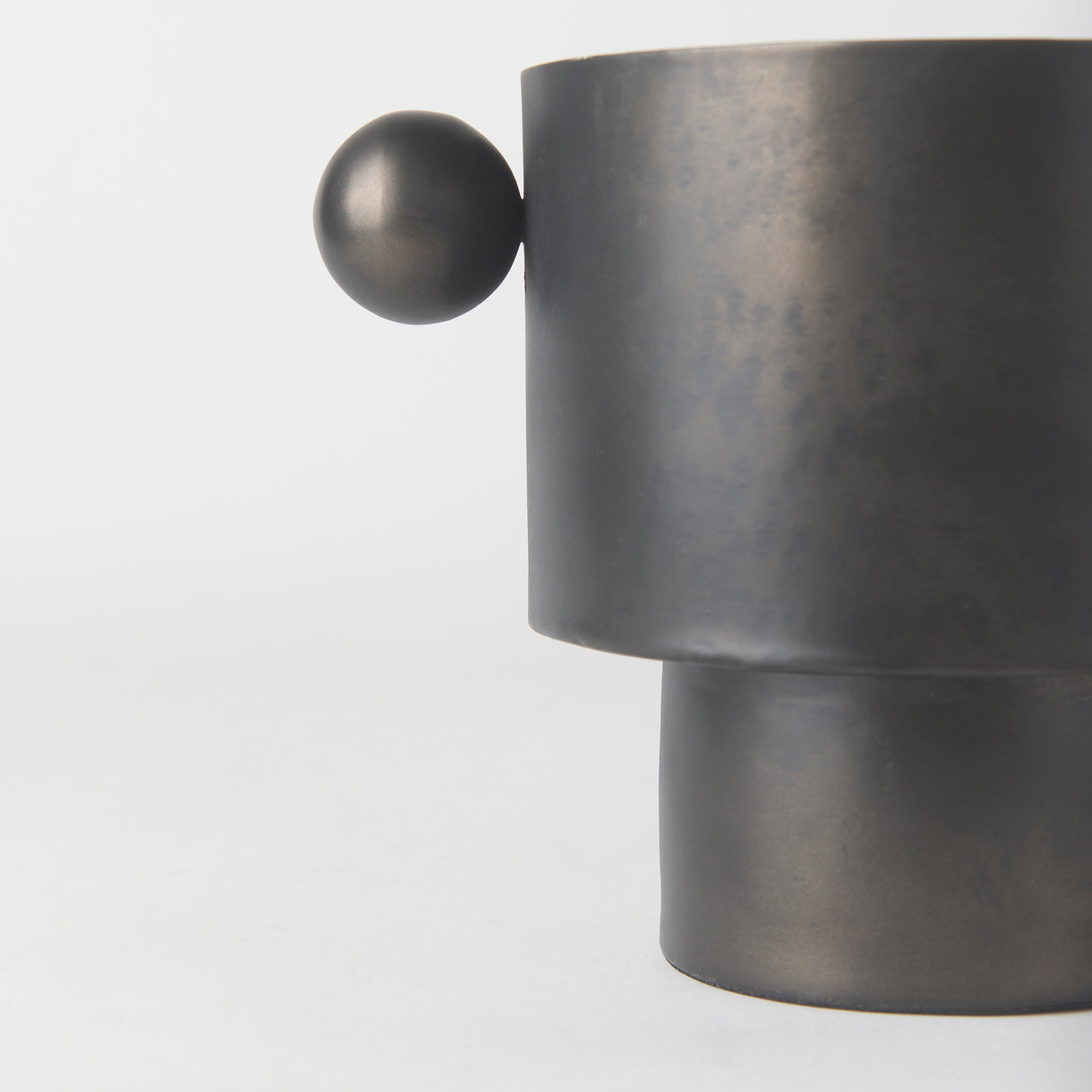 Juno 6.5H Medium Black Iron Vase from Mercana - Luna Furniture