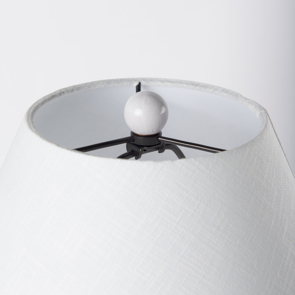 Mehdi White Ceramic Table Lamp from Mercana - Luna Furniture