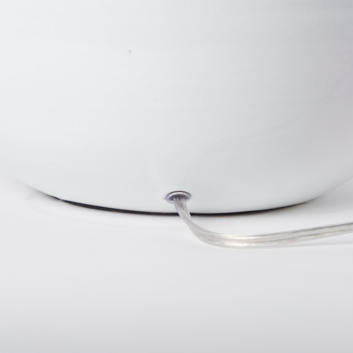 Mehdi White Ceramic Table Lamp from Mercana - Luna Furniture