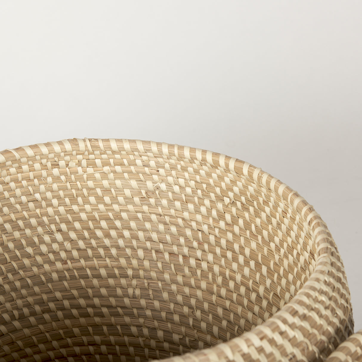 Kalopa Set of 2 Seagrass Floor Baskets w/ Flat Handled Lid from Mercana - Luna Furniture