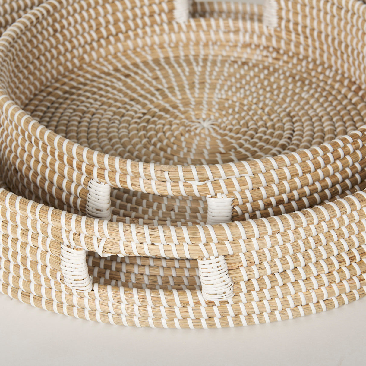 Kalama Set of 2 Large Round Seagrass Trays w/ Handles from Mercana - Luna Furniture
