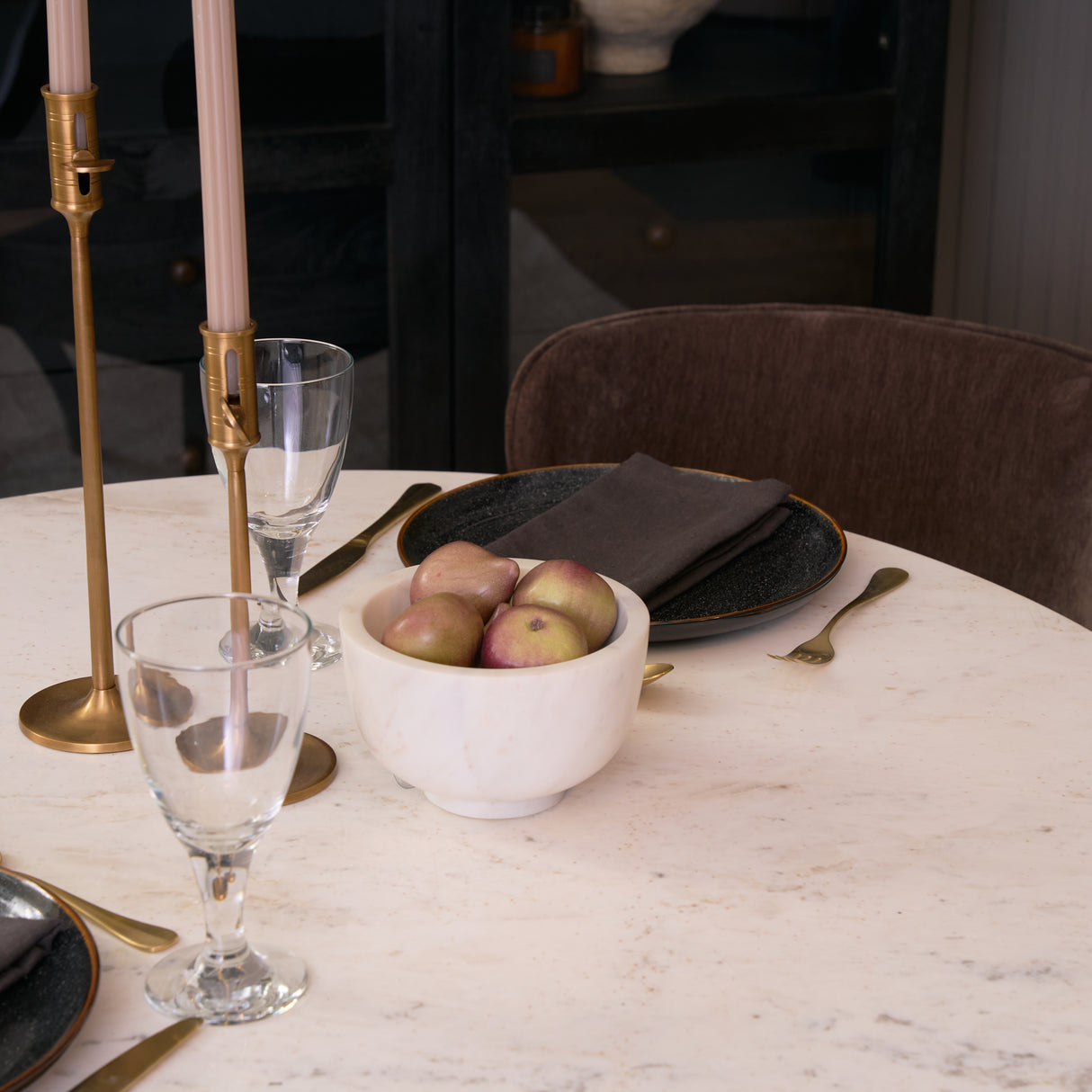 Veneto 40" Round White Marble Top with Black Metal Base Dining Table from Mercana - Luna Furniture