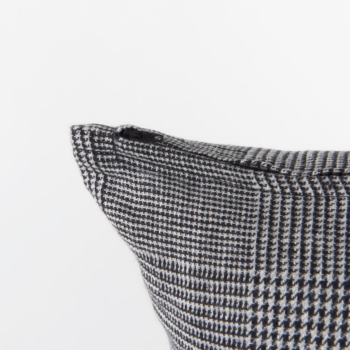 Ramone 20x20 Black and White Fabric Pillow Cover w/Non-Allergen Filler, Set of 2 from Mercana - Luna Furniture
