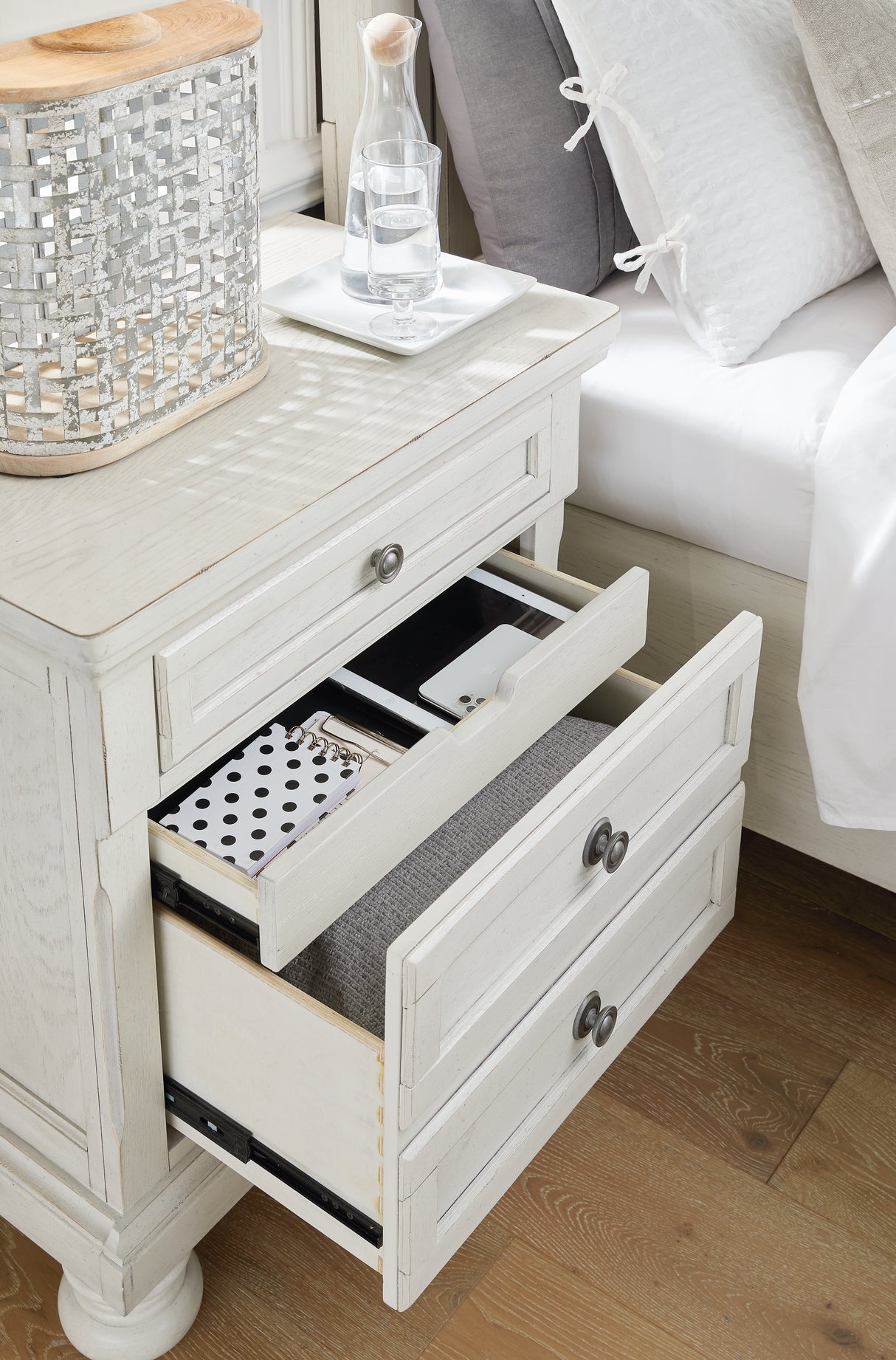 Robbinsdale King Panel Bed with Mirrored Dresser, Chest and 2 Nightstands in Antique White from Ashley - Luna Furniture