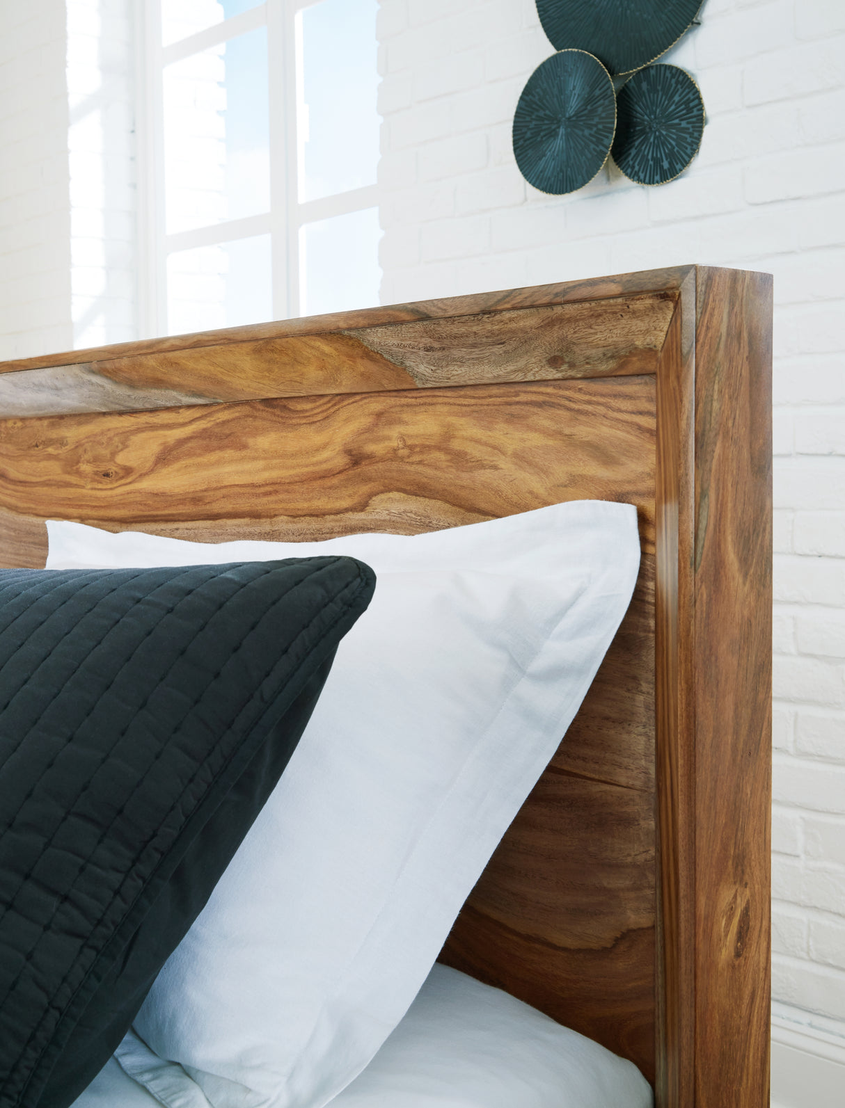 Dressonni Brown King Panel Bed from Ashley - Luna Furniture