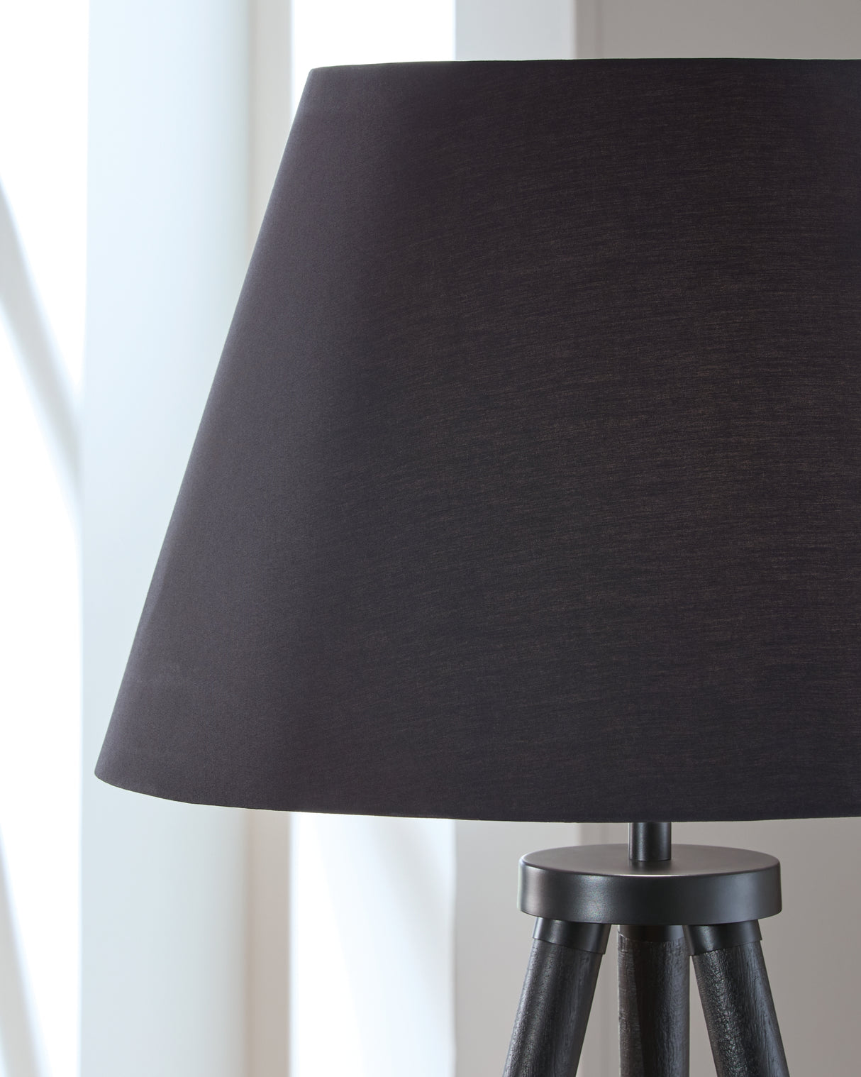 Orhan Black Floor Lamp from Ashley Furniture - Luna Furniture