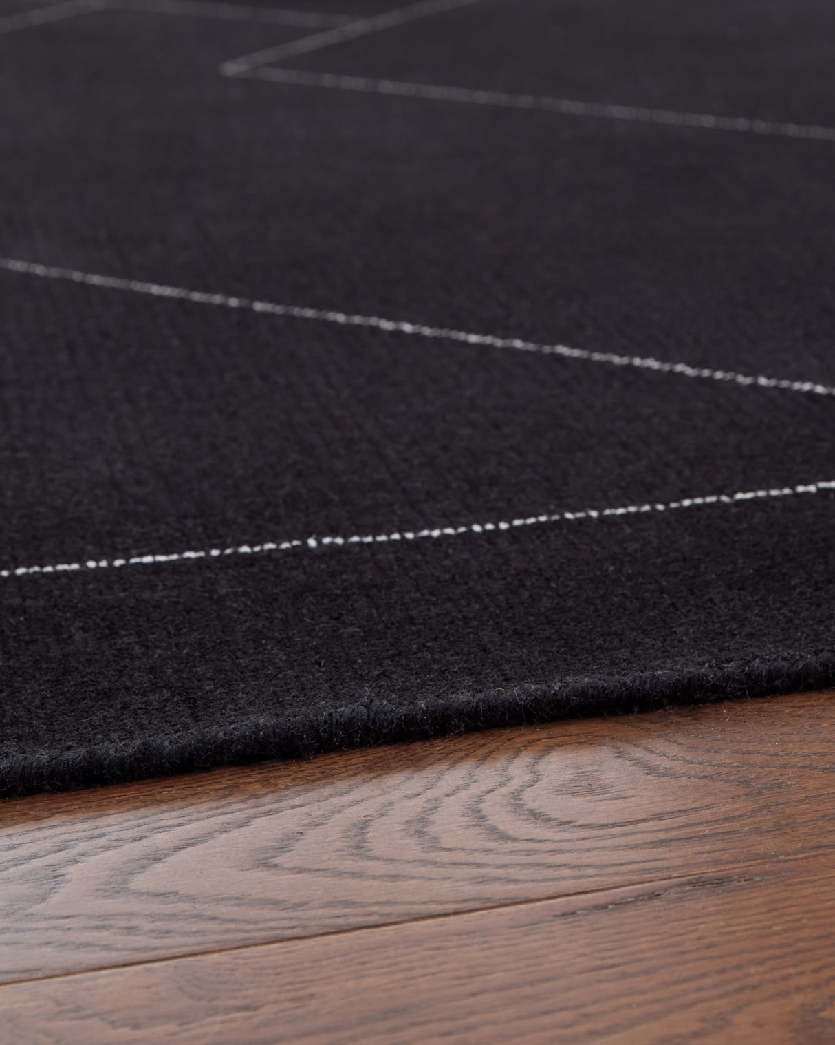 Marav Black/White Medium Rug from Ashley Furniture - Luna Furniture