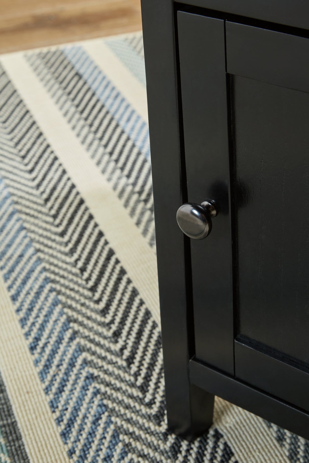 Treytown Black Chairside End Table from Ashley Furniture - Luna Furniture