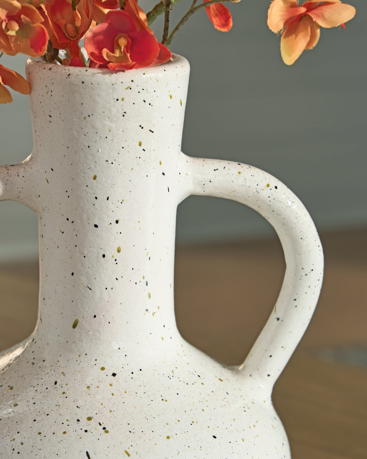 Dallinworth White/Black Vase from Ashley Furniture - Luna Furniture