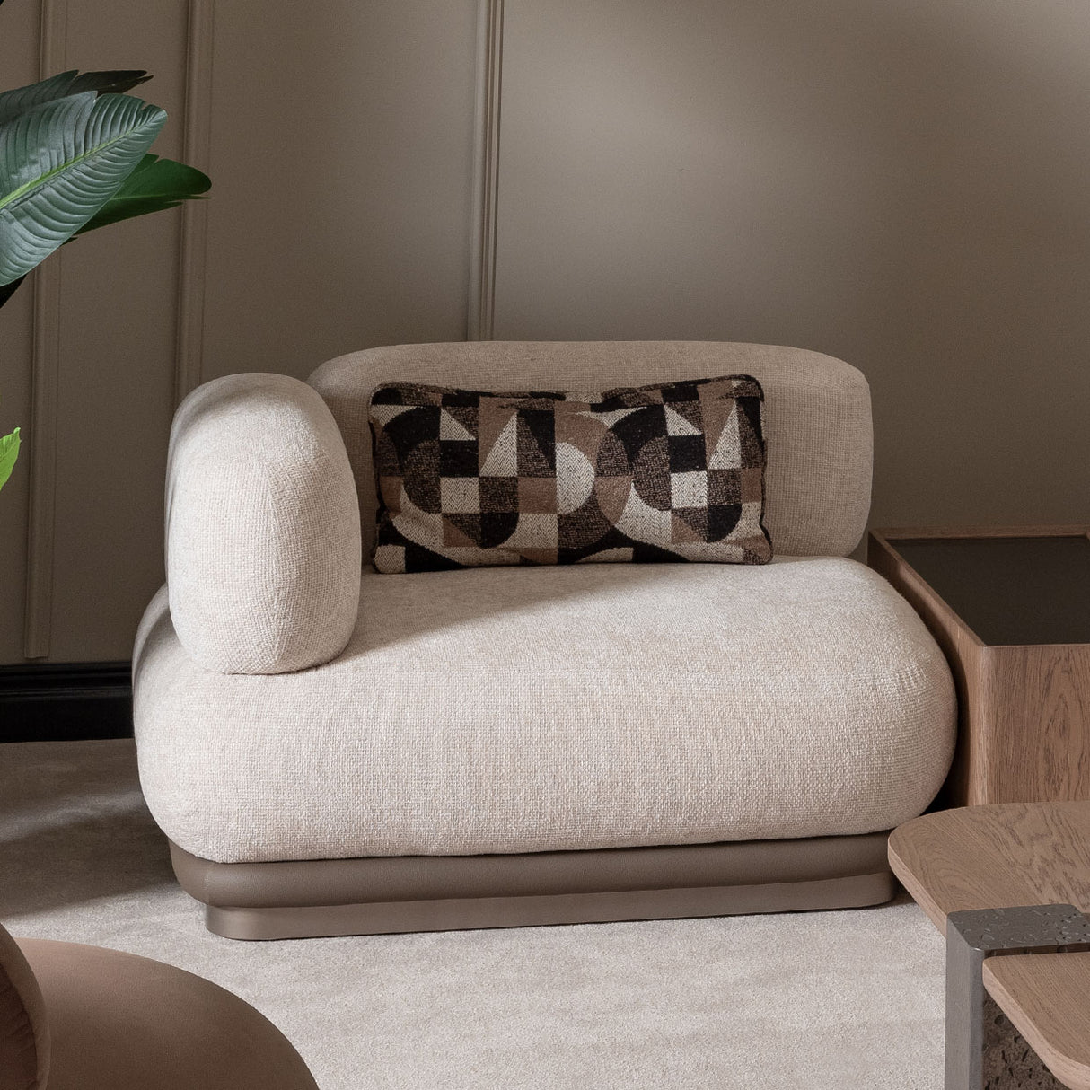 Bristol Point Saddle Brown Laf Chair Saddle Brown from Michael Amini - Luna Furniture