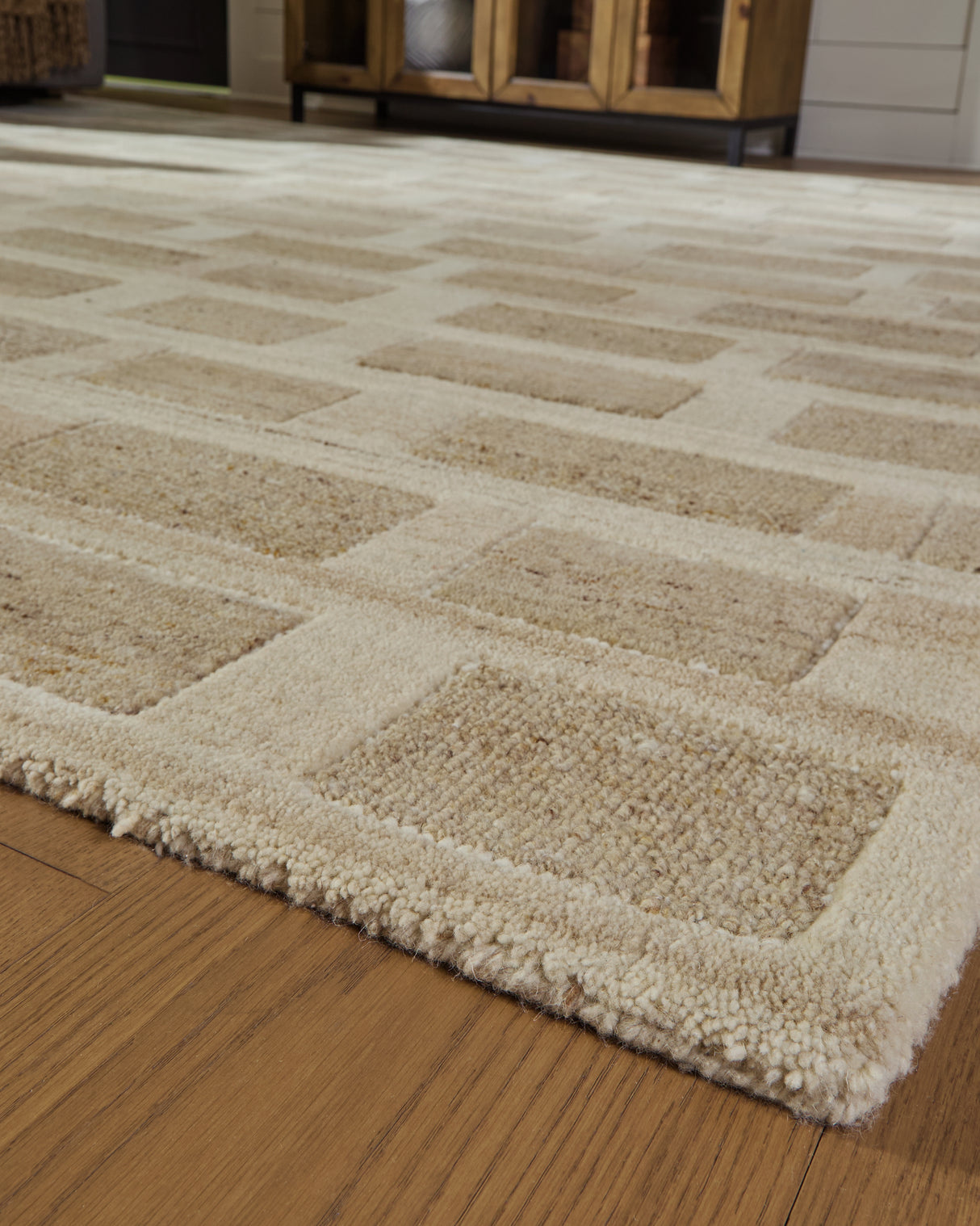 Lisgrove Tan/Brown/White Medium Rug from Ashley Furniture - Luna Furniture