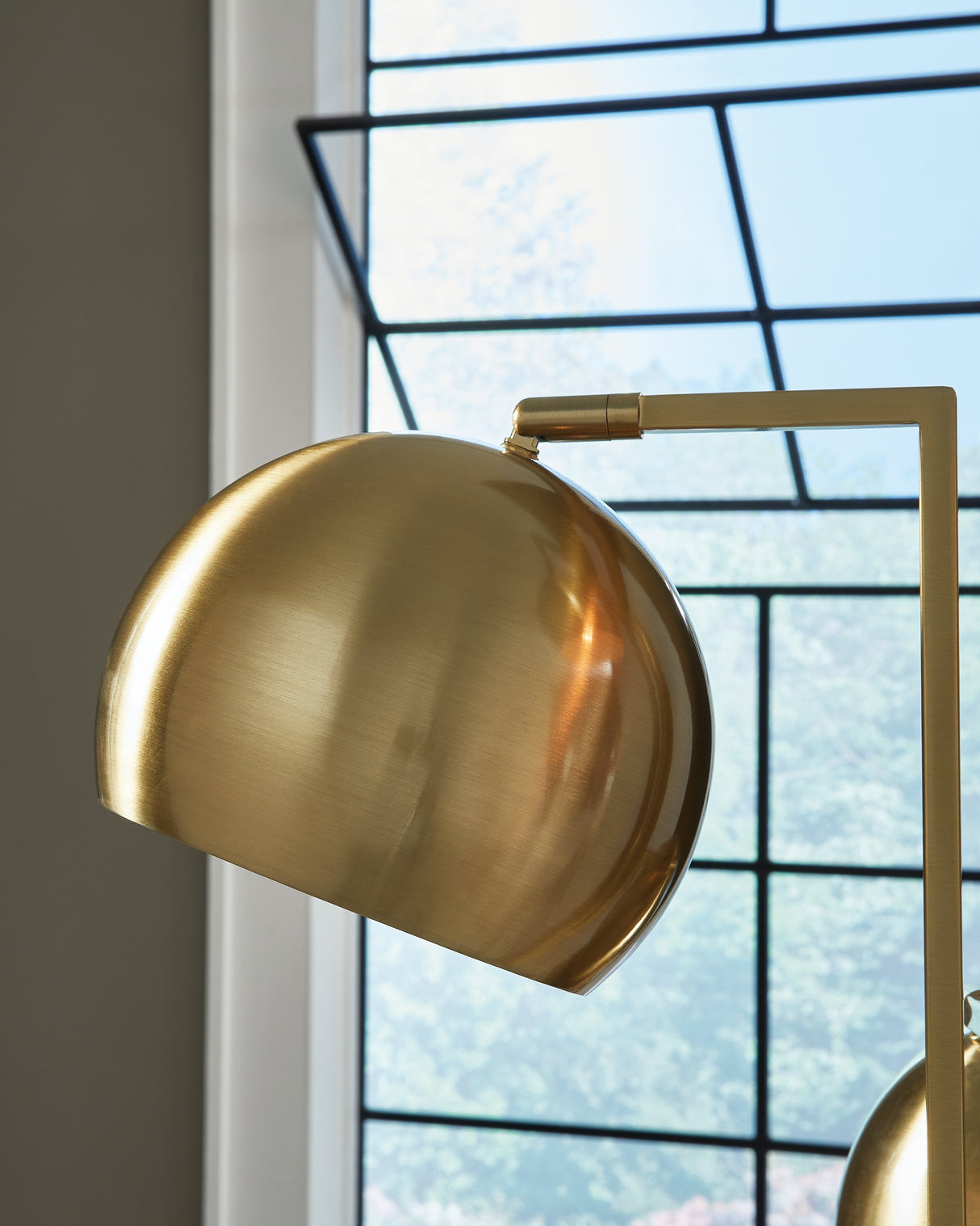 Sorcha Gold Finish/Black Floor Lamp from Ashley Furniture - Luna Furniture