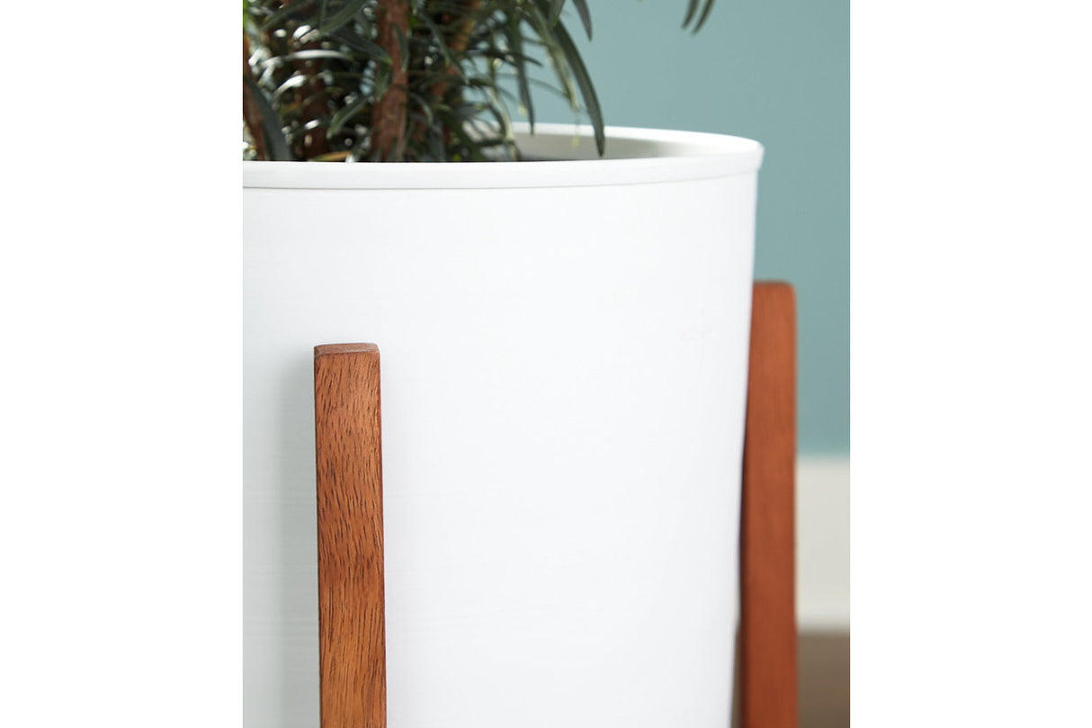 Dorcey White/Brown Planter from Ashley - Luna Furniture