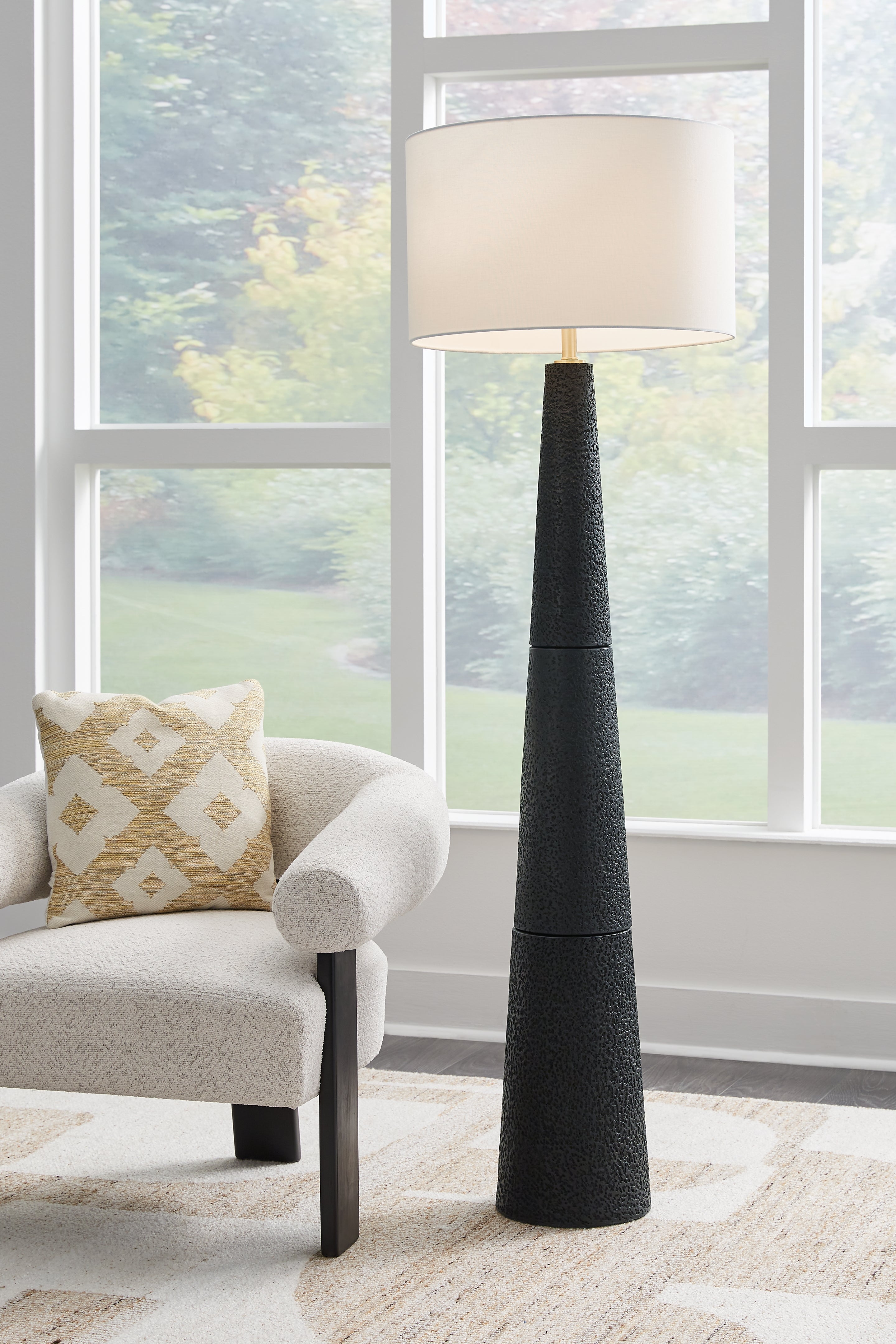 Hallburg Black Floor Lamp - Luna Furniture