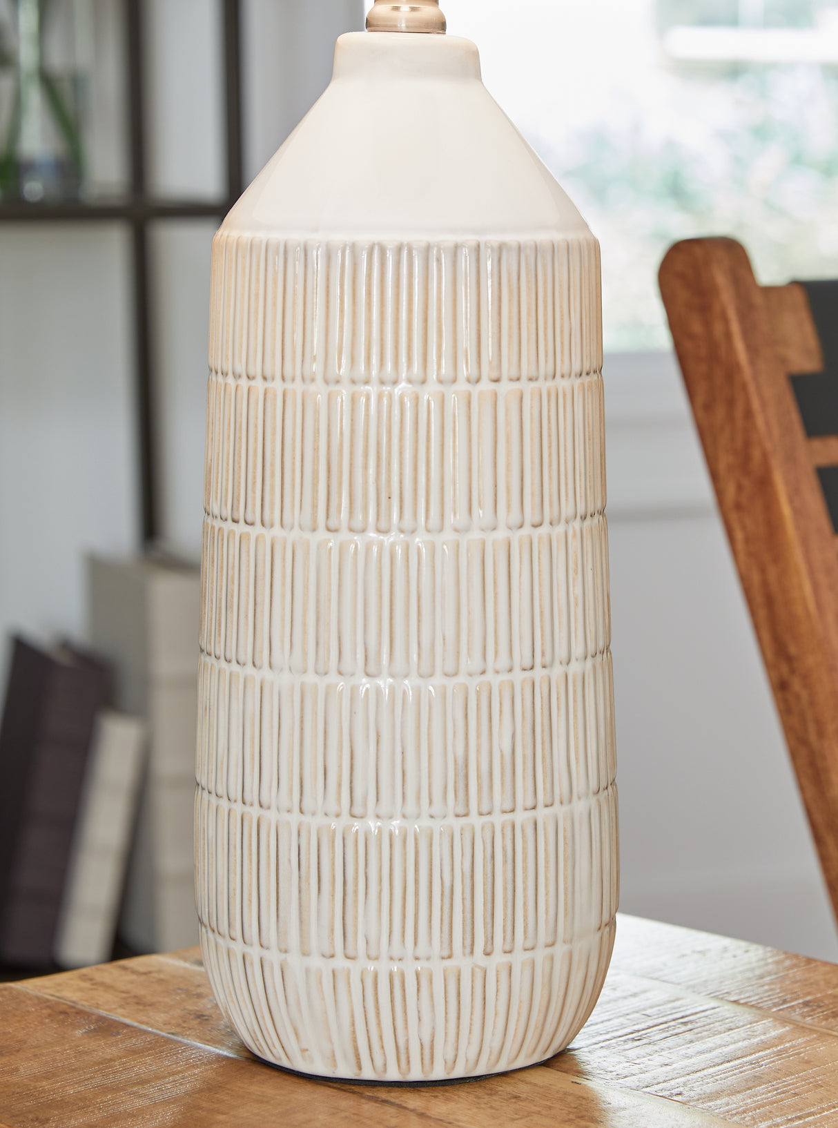 Willport Off White Table Lamp from Ashley - Luna Furniture