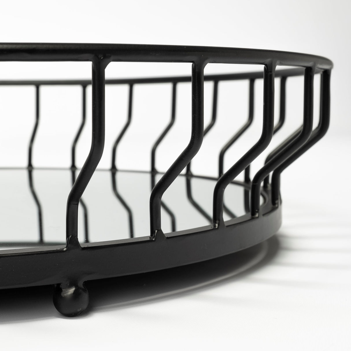 Helena 20L x 20W Black Metal Mirrored Bottom Round Serving Tray from Mercana - Luna Furniture