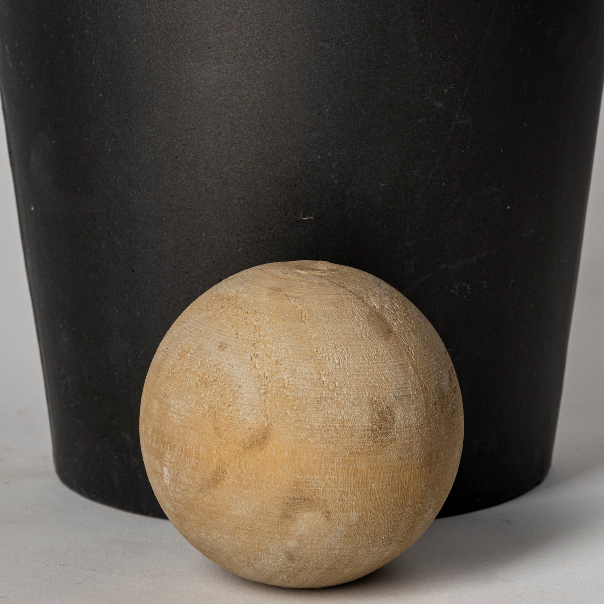 Asher Set of Two Black Metal Urns from Mercana - Luna Furniture
