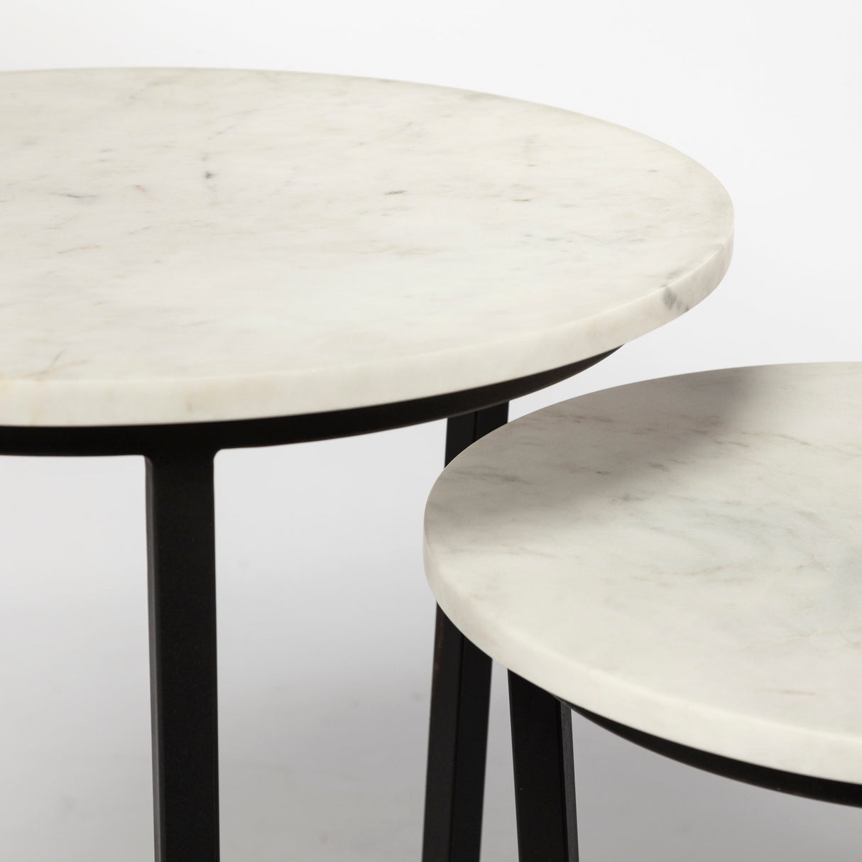 Bombola I (Small) 15L x 15W White Round Marble Top W/Black Metal Frame Accent Table from Mercana - Luna Furniture
