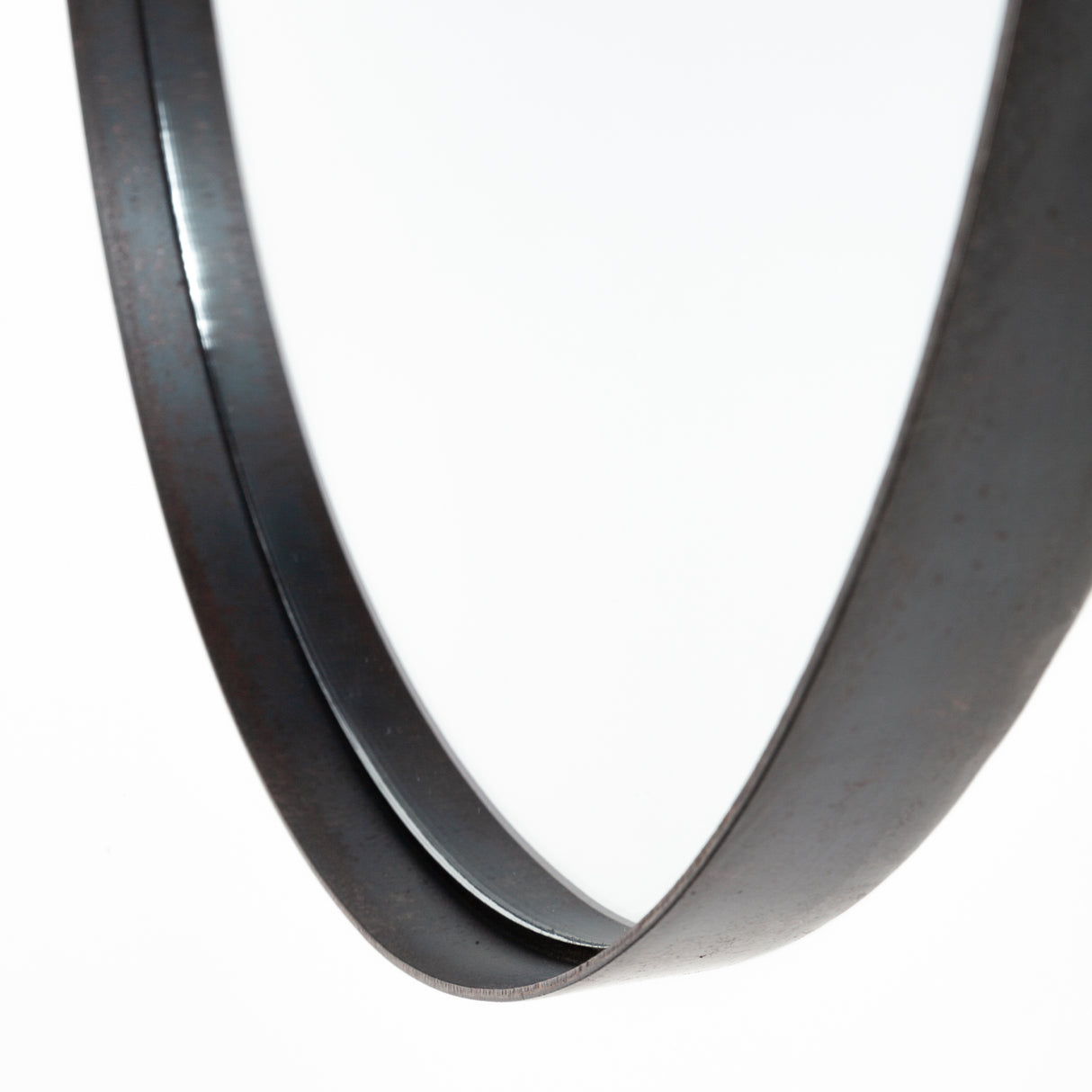Collie 20x26 Round Black Metal Frame Mirror from Mercana - Luna Furniture