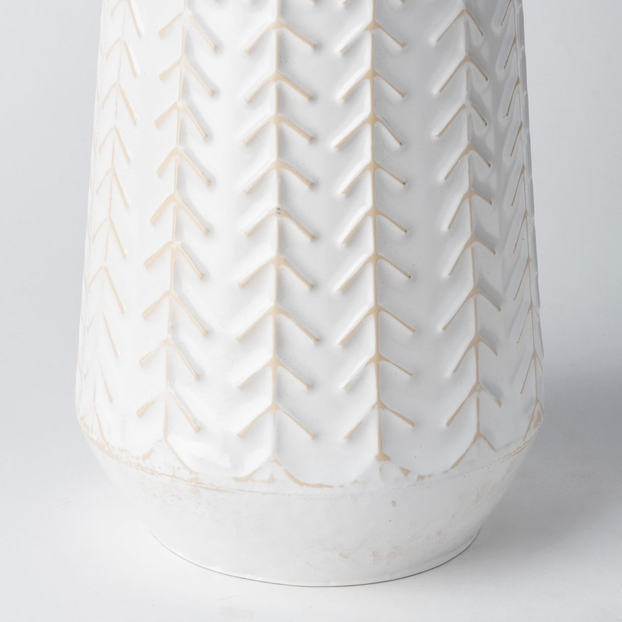 Gemma II Metal Glossy White Chevron Vase from Mercana - Luna Furniture