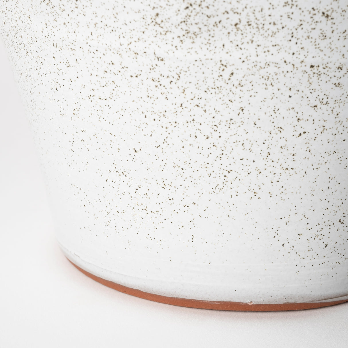 Julian Large Glossy White Ceramic Spoked Vase from Mercana - Luna Furniture