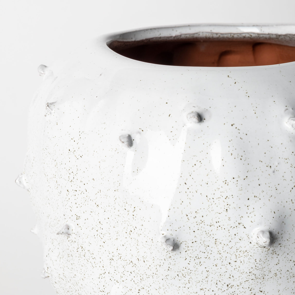 Julian Small Glossy White Ceramic Spoked Vase from Mercana - Luna Furniture