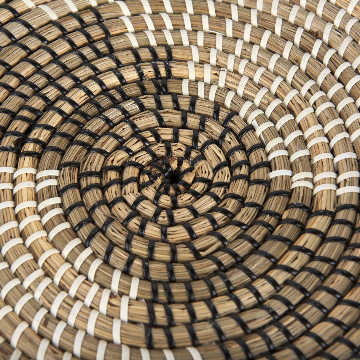 Luna 18.0L x 18.0W x 3.0H Large Light Brown Seagrass Round Wall Hanging Plate from Mercana - Luna Furniture