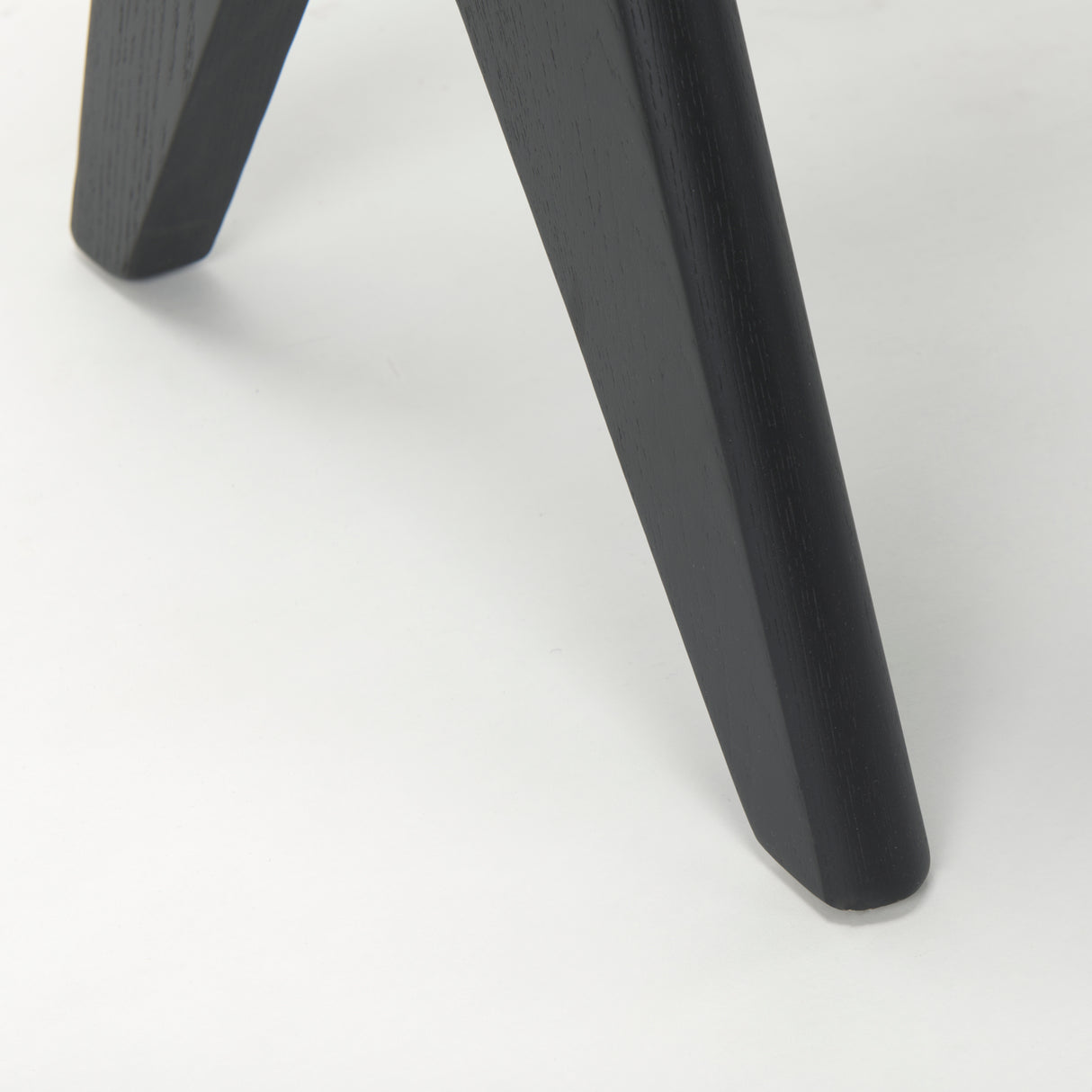 Arvin 59.1L x 17.7W x 18.1H Black Wooden Bench from Mercana - Luna Furniture