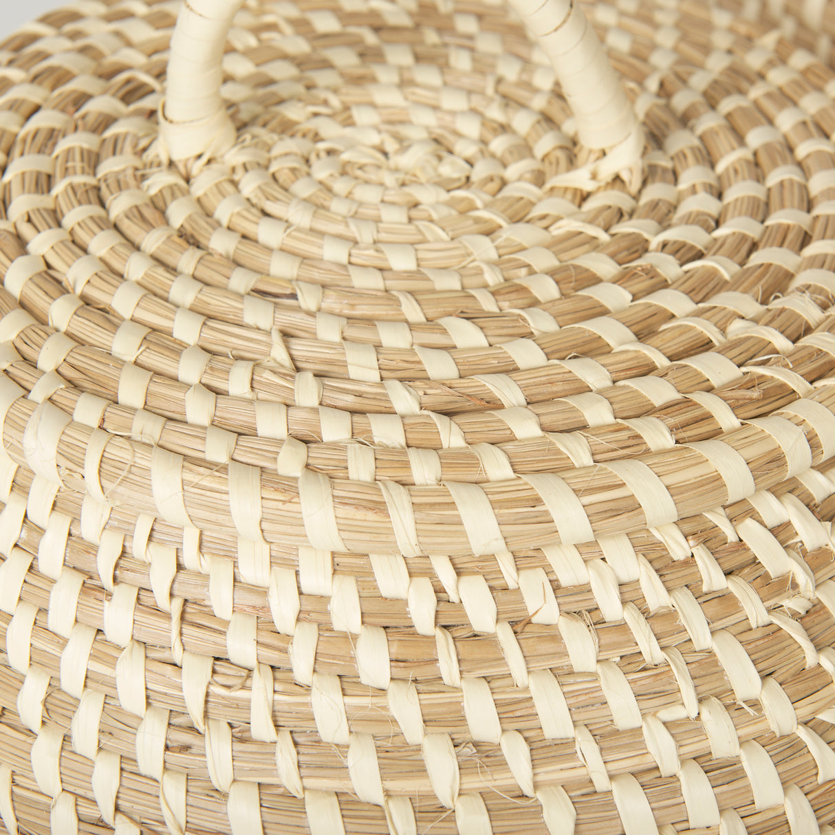 Kalopa Set of 2 Seagrass Floor Baskets w/ Flat Handled Lid from Mercana - Luna Furniture