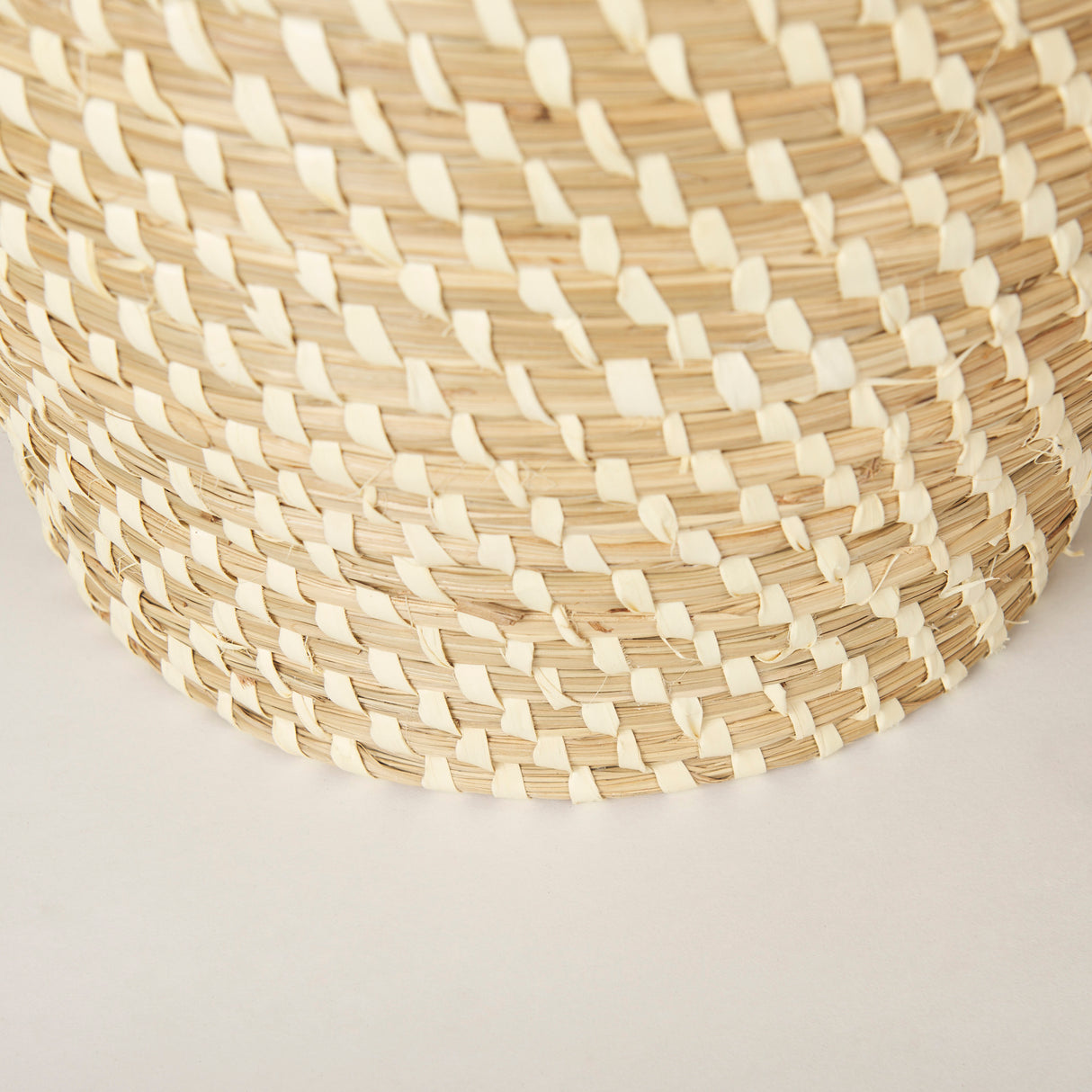 Kalopa Set of 2 Seagrass Floor Baskets w/ Flat Handled Lid from Mercana - Luna Furniture