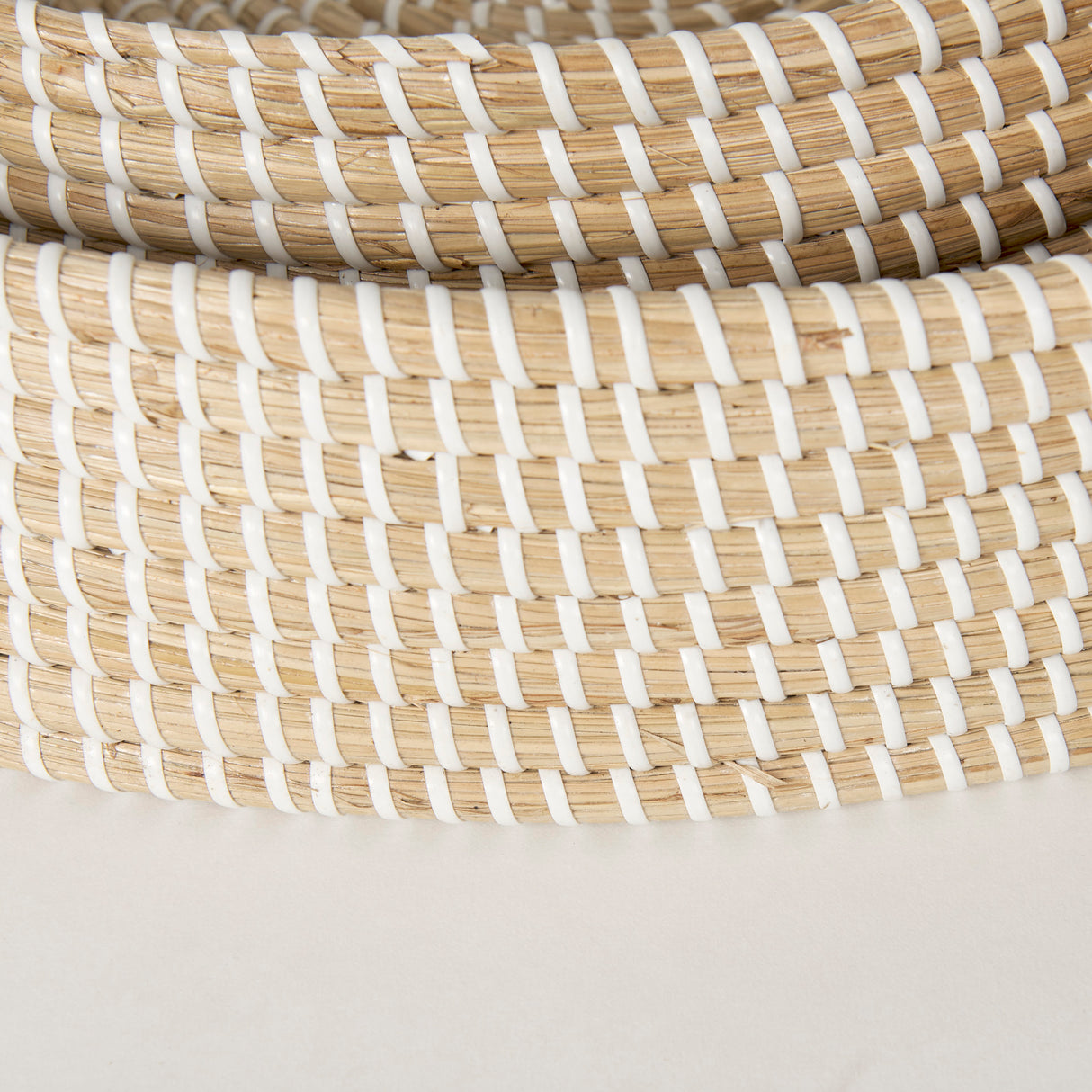 Kalama Set of 2 Large Round Seagrass Trays w/ Handles from Mercana - Luna Furniture
