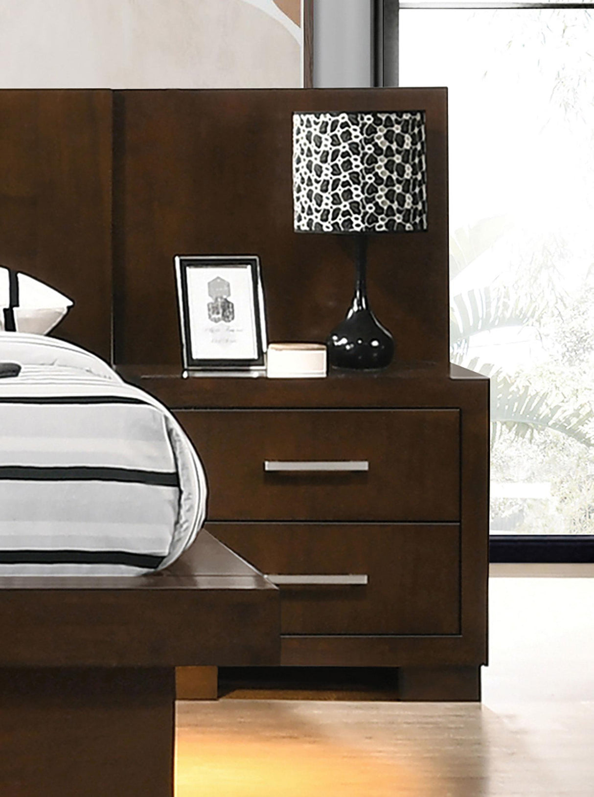 Jessica Eastern King 5-Piece Minimalistic Platform Bedroom Set from Coaster - Luna Furniture