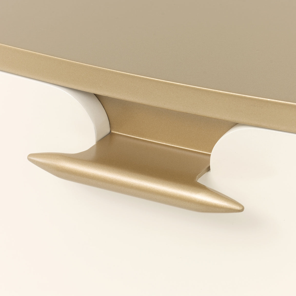 La Terrazza Creamy Pearl 5-drawer Chest from Michael Amini - Luna Furniture