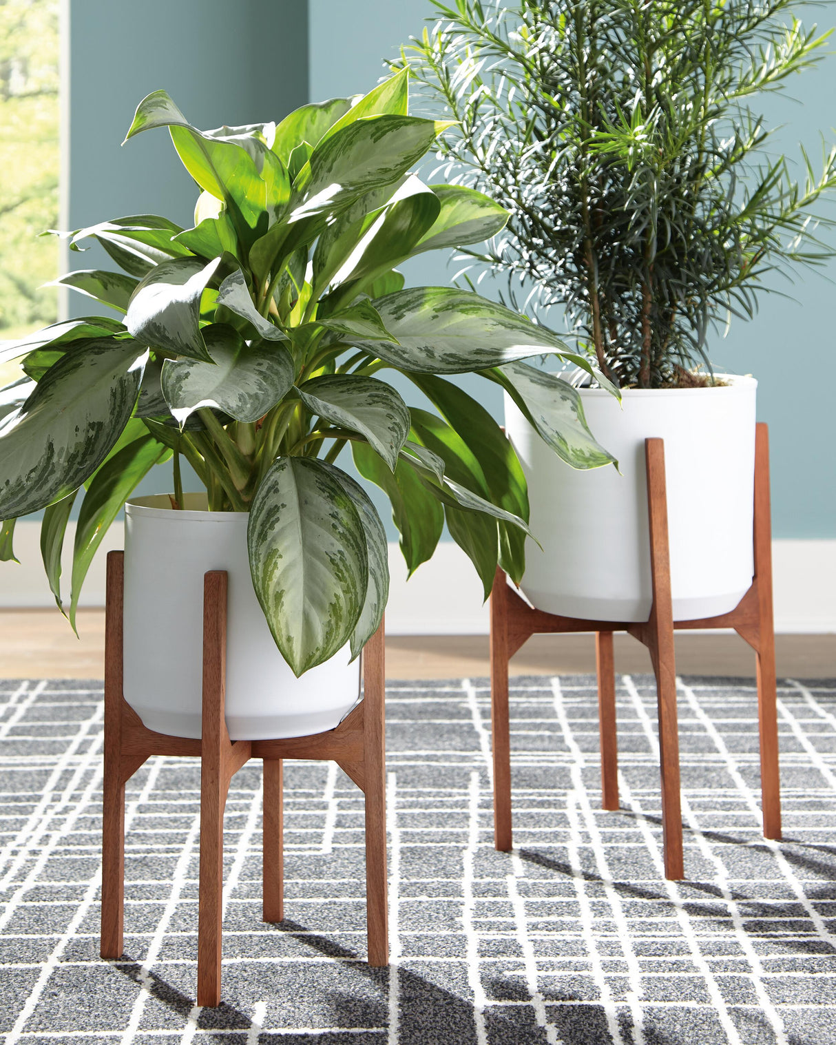 Dorcey White/Brown Planter from Ashley - Luna Furniture