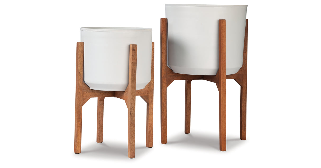 Dorcey White/Brown Planter from Ashley - Luna Furniture