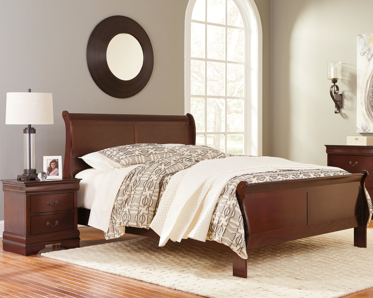 Alisdair Queen Sleigh Bed with 2 Nightstands in Reddish Brown from Ashley Furniture - Luna Furniture