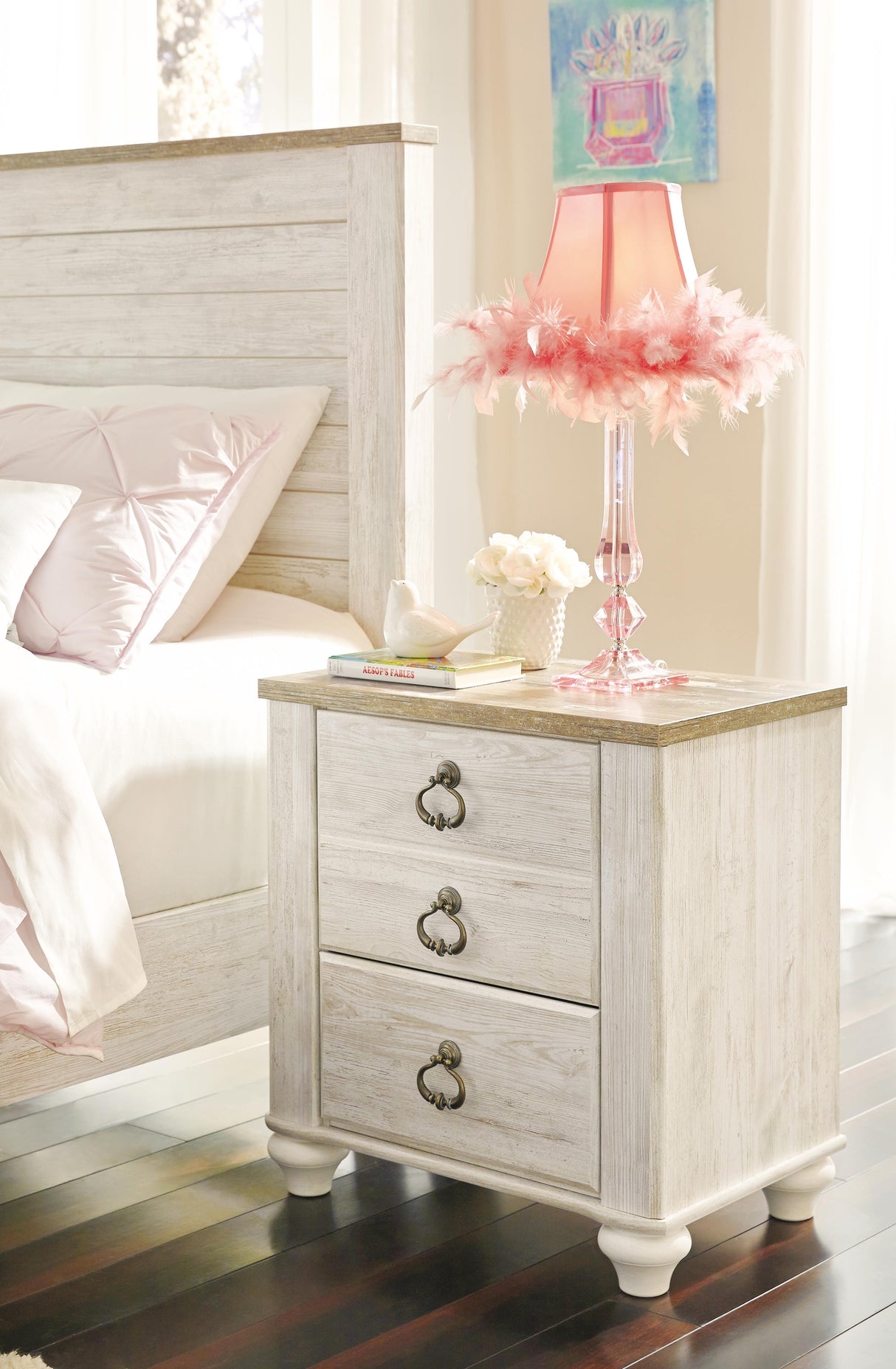 Willowton Queen Sleigh Bed with Mirrored Dresser, Chest and 2 Nightstands in Whitewash