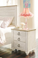 Willowton Queen Sleigh Bed with Mirrored Dresser, Chest and 2 Nightstands in Whitewash