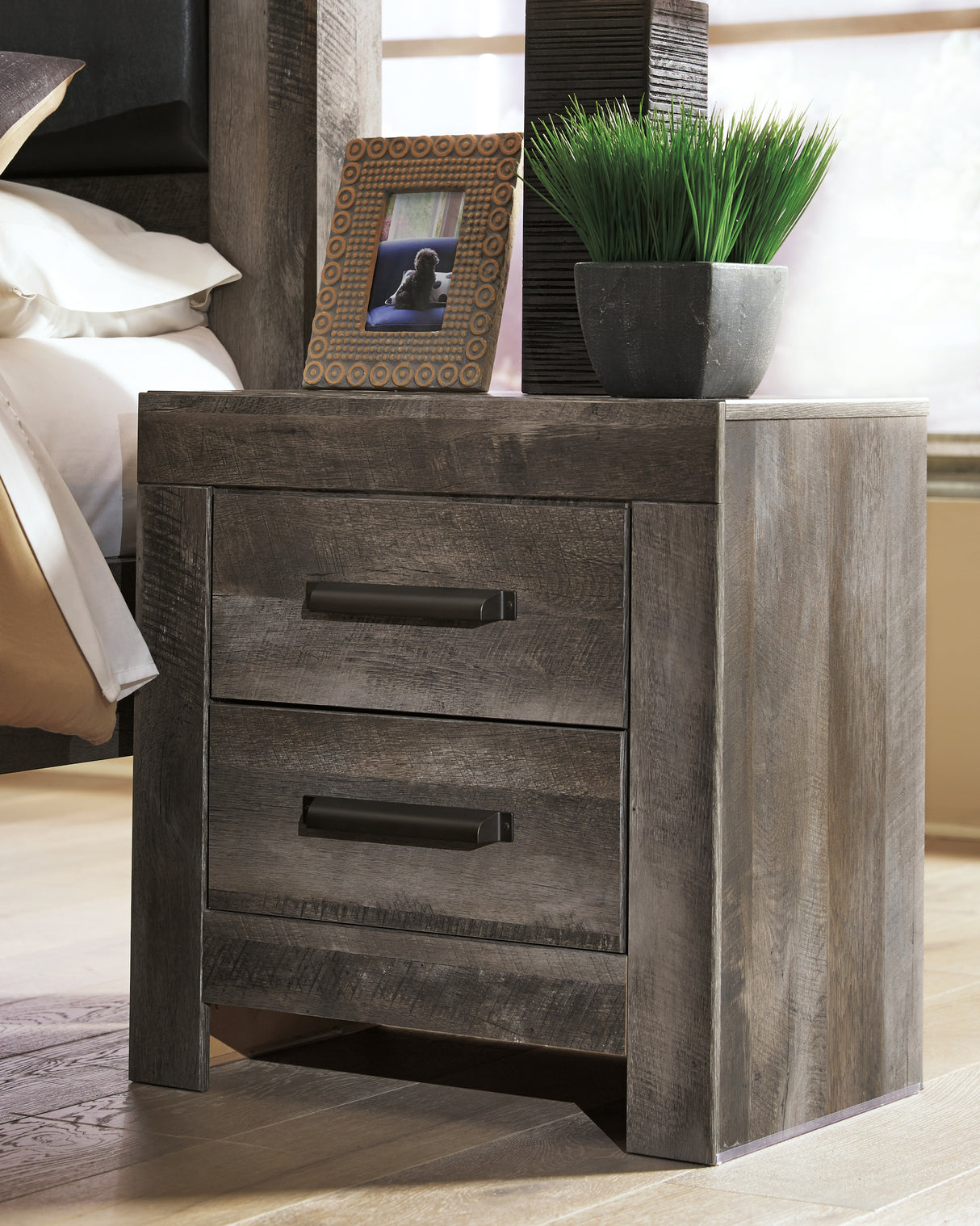 Wynnlow Queen Panel Bed with Mirrored Dresser and 2 Nightstands in Gray from Ashley - Luna Furniture
