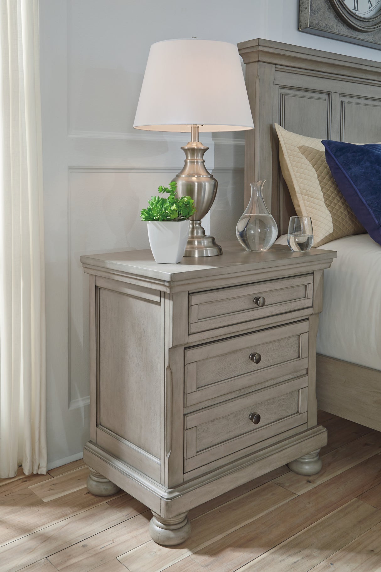 Lettner King Panel Bed with Mirrored Dresser, Chest and 2 Nightstands in Light Gray from Ashley Furniture - Luna Furniture