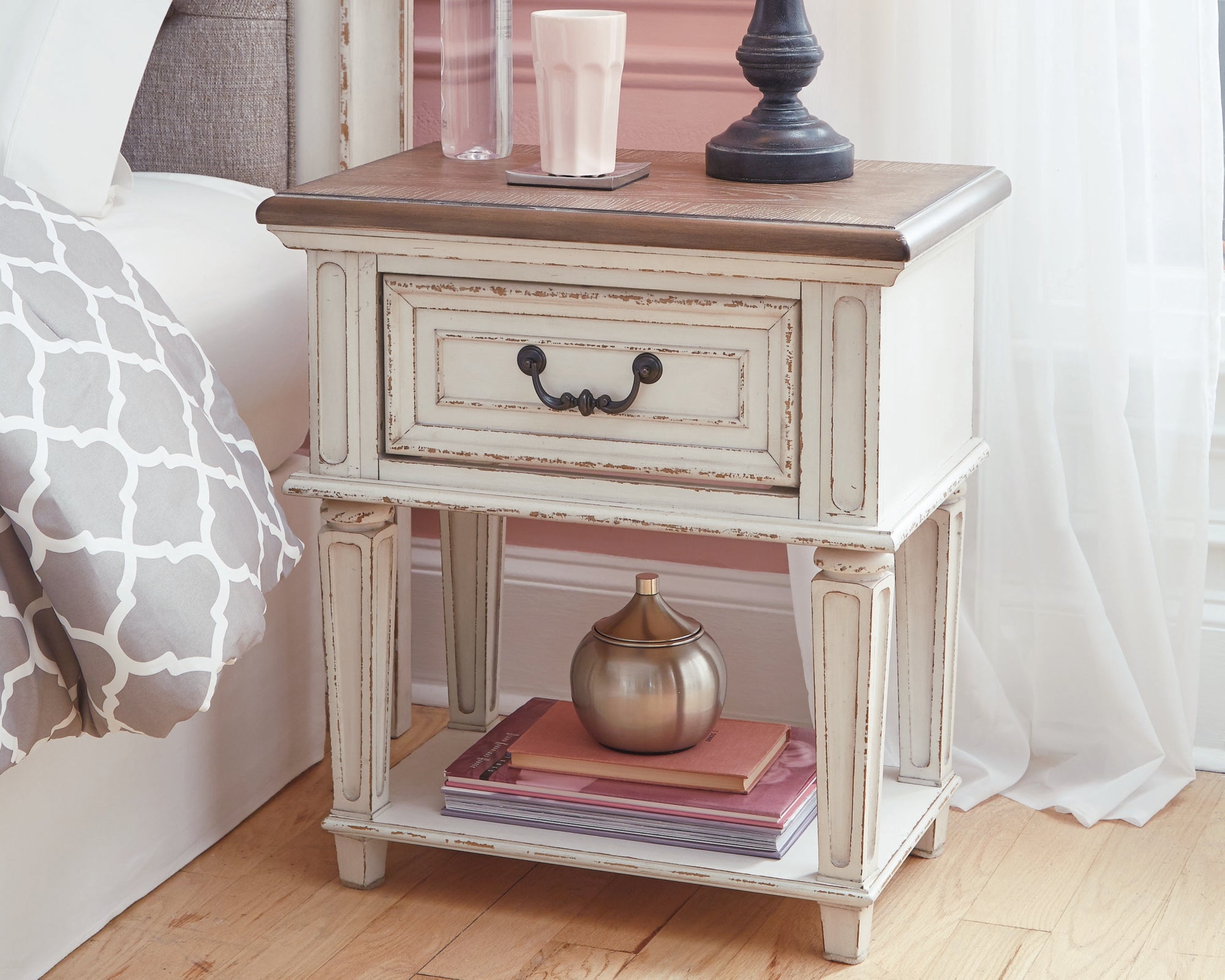 アガベ Creep night.f spawn white.f ivory.c Realyn Chipped White Nightstand – Luna Furniture