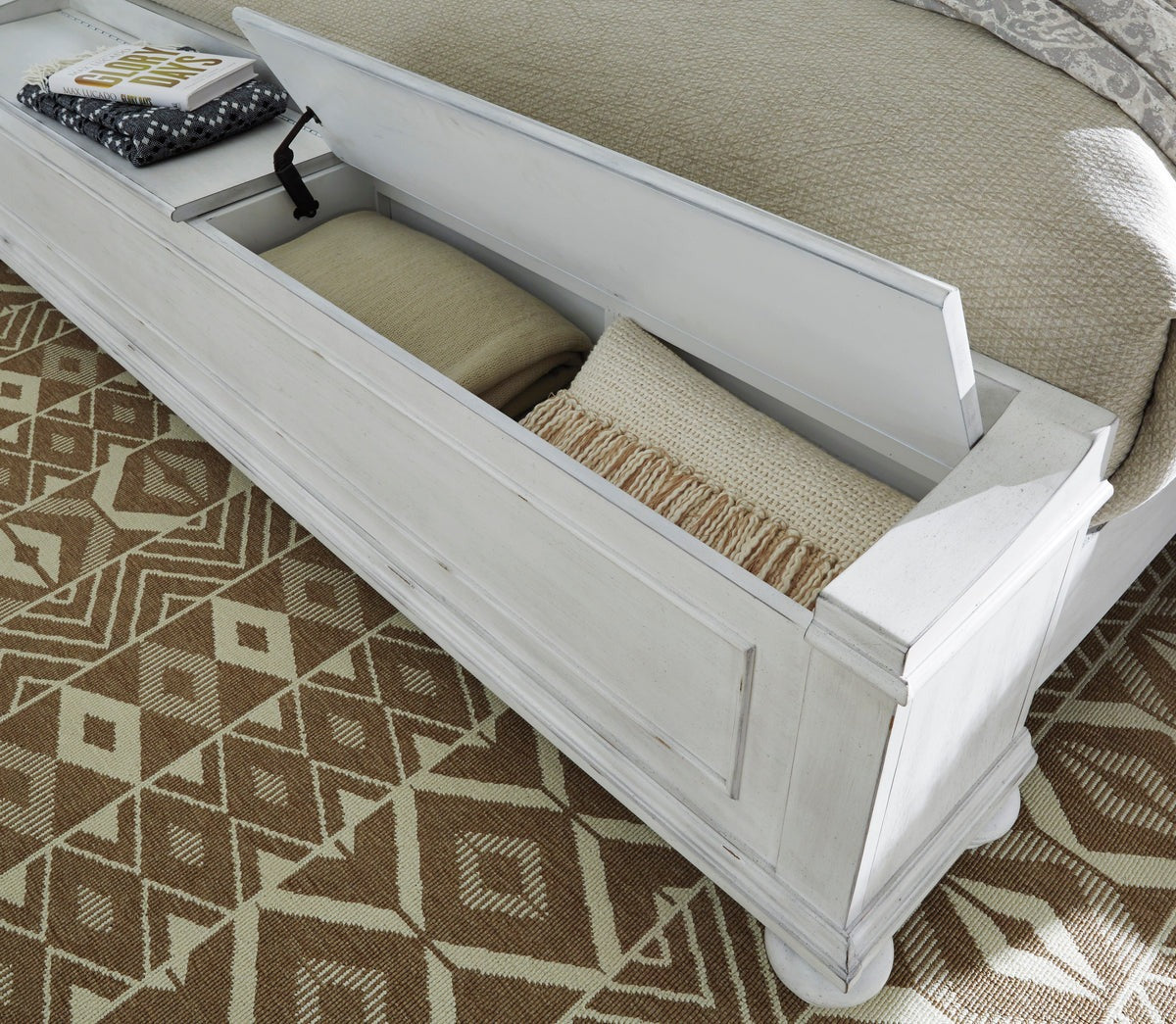 Kanwyn Whitewash Queen Upholstered Storage Bed