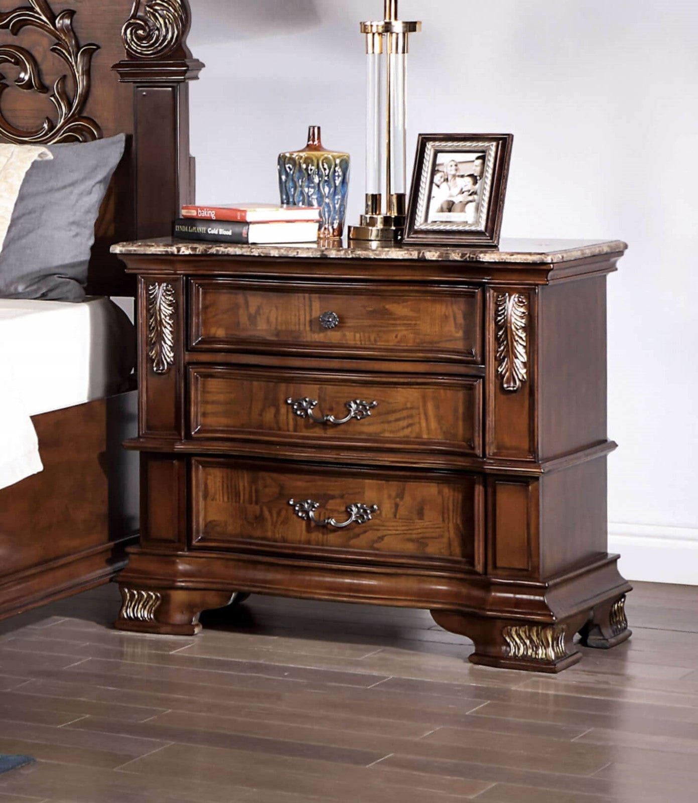 マルセロ　ミランダ　ナイトスカイ Esparanza Brown Cherry Night Stand – Luna Furniture