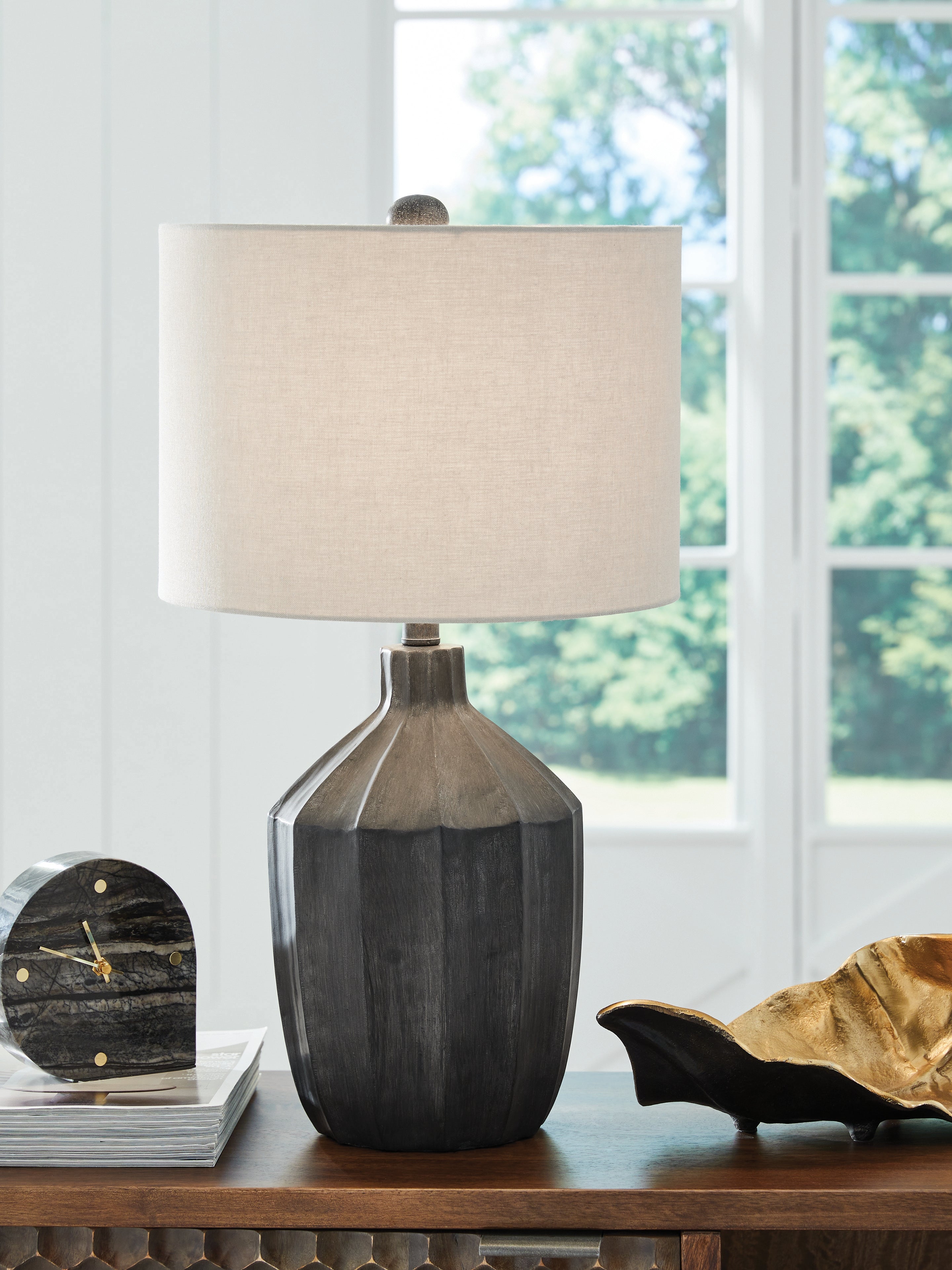 Jilton Black Table Lamp – Luna Furniture
