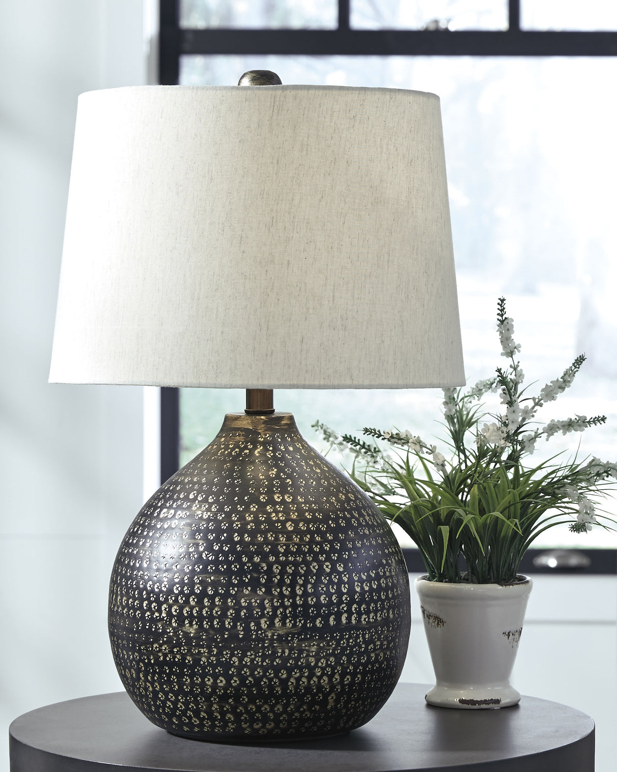 Maire Black/Gold Finish Table Lamp from Ashley - Luna Furniture